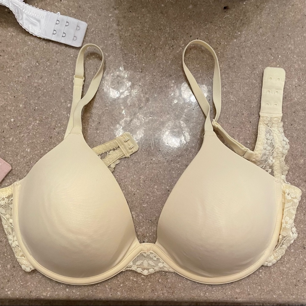 Vassarette brand bra, light yellow. Sz 36C